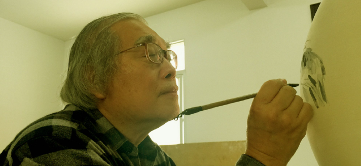 梁振康在画陶瓷